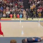 Bola Kena Wasit  Pemain VoliMinta Maaf Sambil Meluncur