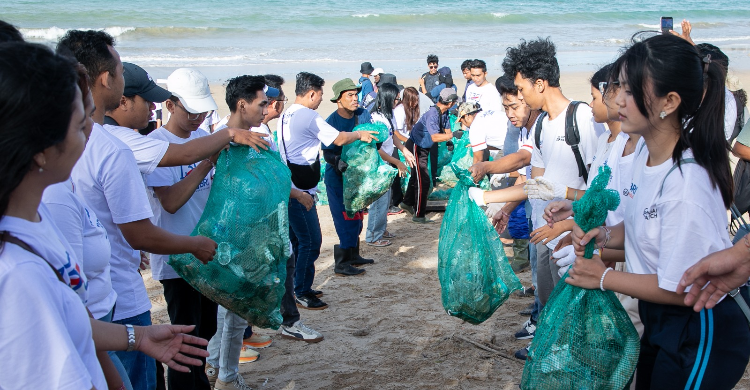 Jaga Lingkungan  BRI Peduli Ajak Masyarakat Bersih bersih Pantai Kedongan Bali