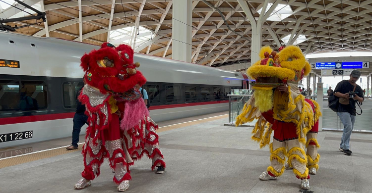 Libur Imlek KCIC Hadirkan Barongsai Di Stasiun Whoosh