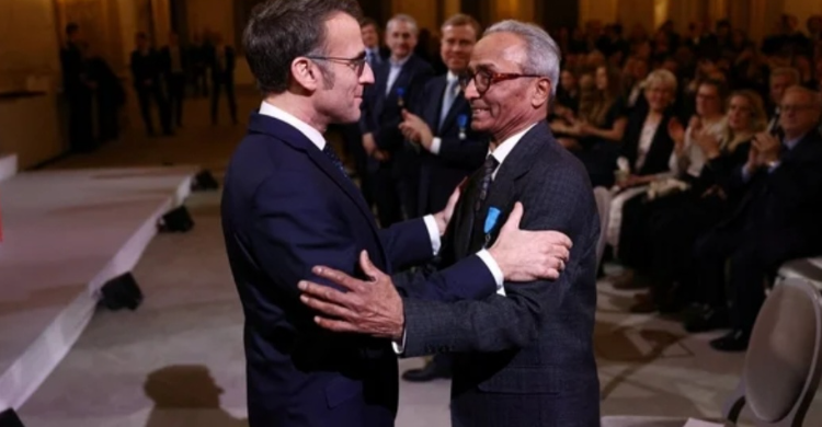 Penjual Koran Terakhir Paris Ali Akbar Dianugerahi Medali Kehormatan Prancis