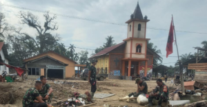 TNI Bersihkan Masjid dan Gereja di Tapanuli Fokus Singkirkan Tanah   Lumpur