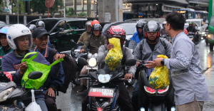 Program TJSL  Peruri Bagikan Takjil Gratis untuk Warga Sekitar Perusahaan