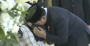 Kecupan Prabowo Tenangkan Raungan Bayi Di Samping Peti Prajurit Perdamaian Dunia