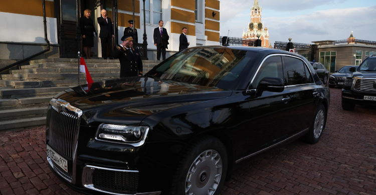Momen Keakraban Prabowo dan Putin Saat Antar Kepulangan dari Rusia