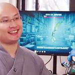 Biksu Keranjingan Main Video Game