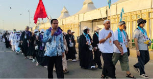 Jemaah Dilarang Lempar Jumrah Saat Terik