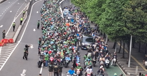 Menteri Jumhur Ikuti Ribuan Buruh Konvoi Motor ke Puncak Hari Buruh di Monas