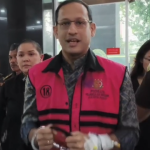 Nadiem Hadiri Sidang Chromebook  Jarum Infus Masih Menempel di Tangan