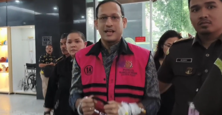 Nadiem Hadiri Sidang Chromebook  Jarum Infus Masih Menempel di Tangan