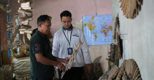 Nasabah PNM ULaMM Denpasar Sulap Limbah Kayu Pantai Jadi Kerajinan Tembus Ekspor