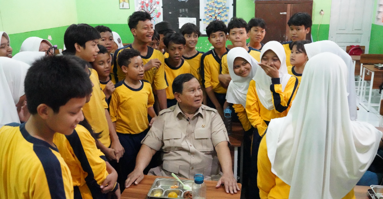 Antusias Sambut Prabowo  Guru SMPN 111  Anak Anak Semakin Semangat