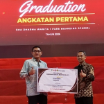 Bank Mandiri Taspen Serahkan Mesin Air Siap Minum ke SMA Dharma Wanita 1 Pare