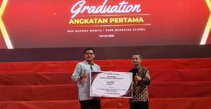 Bank Mandiri Taspen Serahkan Mesin Air Siap Minum ke SMA Dharma Wanita 1 Pare