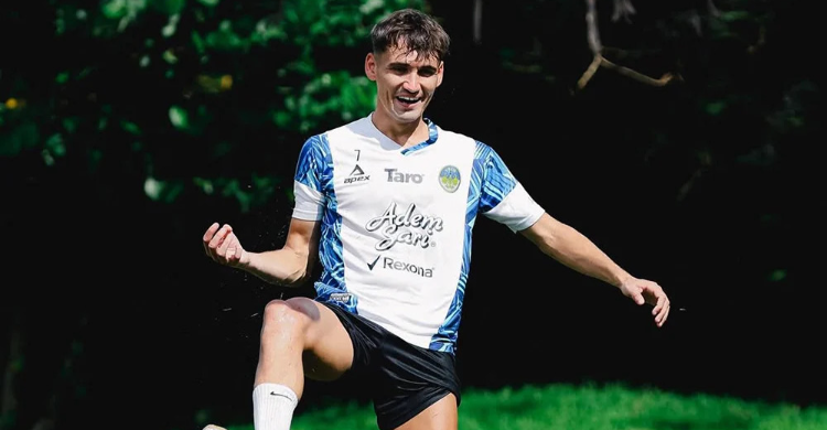 Deri Corfe Striker Serbabisa Tinggalkan Laskar Mataram