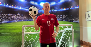 Dubes Kanada Jess Dutton Tendang Bola  Tandai Kick Off World Cup 2026