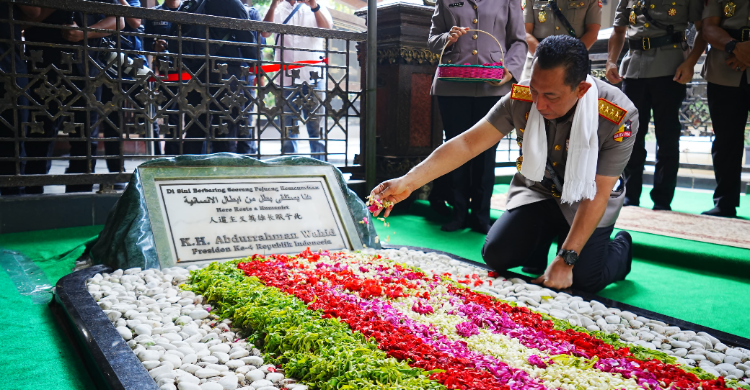 Jelang Hari Bhayangkara Kapolri Ziarah Ke Makam Gus Dur