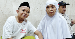 Jualan Daun Pisang Antar Mbah Painah Berhaji