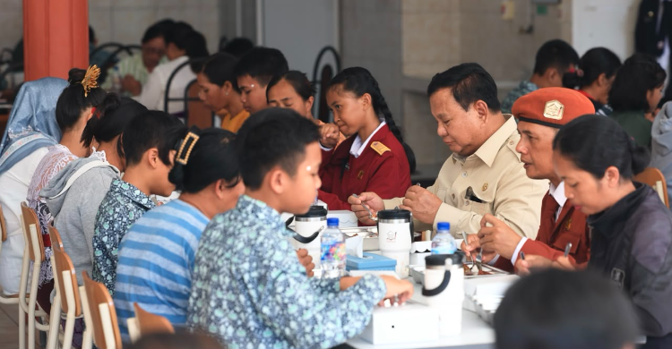 Lahap  Prabowo Santap MBG Bareng Siswa Sekolah Rakyat di Bali