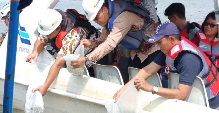 PLN Indonesia Power Tebar 100 000 Bibit Ikan  Perkuat Ketahanan Pangan