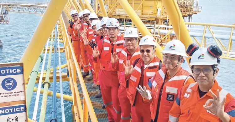 Dedikasi Perwira Energi Dari Tengah Laut Dari Anjungan Tua Attaka  Jaga Migas Tetap Menyala