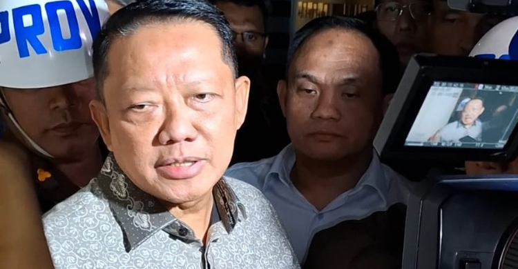 KPK  Eks Jampidsus Pakai Rompi Tahanan Kejagung saat Registrasi di Rutan