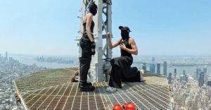 Panjat Puncak Gedung Empire State Building Untuk Lamaran