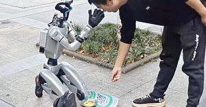 Robot Ngemis Tak Punya Uang Untuk Isi Baterai