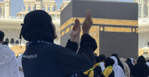 Inspiratif  Kisah Driver Ojol Perempuan Terpilih Umrah Bersama PT IIM