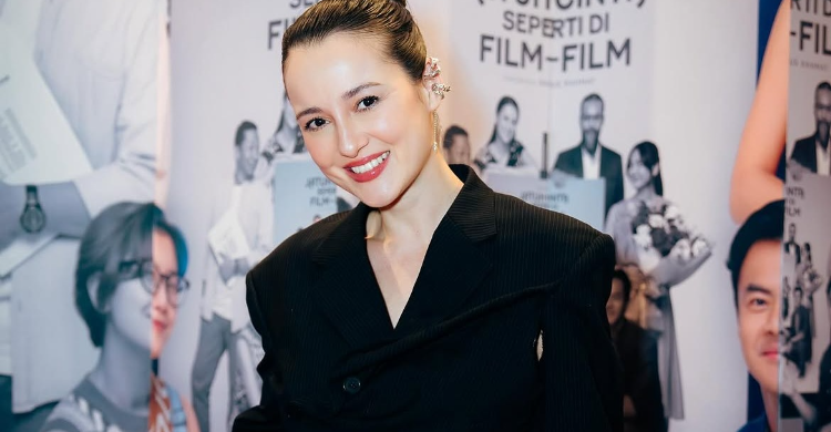 Julie Estelle  Pamer Baby Bump