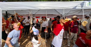 Lomba Makan Kerupuk Meriahkan HUT ke 81 RI di Paris