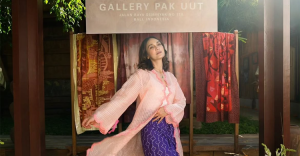 Luna Maya  Perut Buncit Curi Perhatian