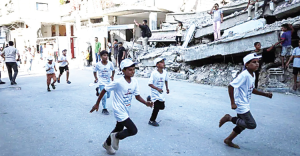 Semangat Ikut Lomba Lari Di Tengah Reruntuhan Meski Nyeker  Anak anak Gaza Happy Dapat Medali