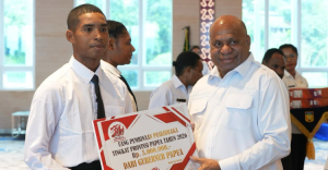 Gubernur Fakhiri Beri Rp 5 Juta Dan Laptop Untuk Paskibraka Papua