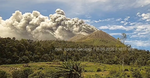 Meletus Lagi  Semburan Abu Sinabung Capai 3 500 Meter  Kuta Gugung Mulai Siaga